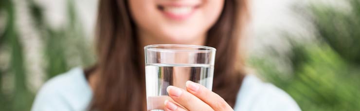 Atemgastest – Lösung aus Lactulose und Wasser Bild – Trinken der Lösung aus Lactulose und Wasser – Atemgastest