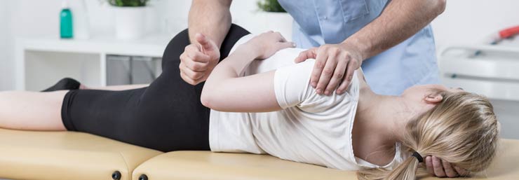 Manuelle Handgriffe bei der Osteopathie Behandlung